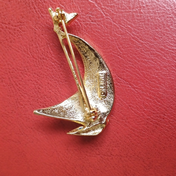 M. Jent Women’s Vintage Sailboat Brooch Enamel, cream & blue, gold tone - Picture 4 of 5